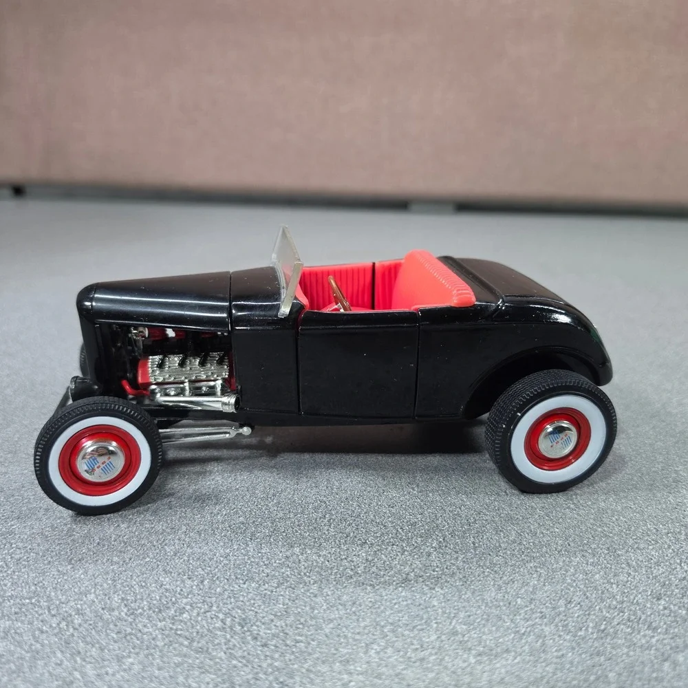 ERTL Ford 1932 Deuce Roadster Hot Rod 1/18 Black Excellent Custom V8 Diecast